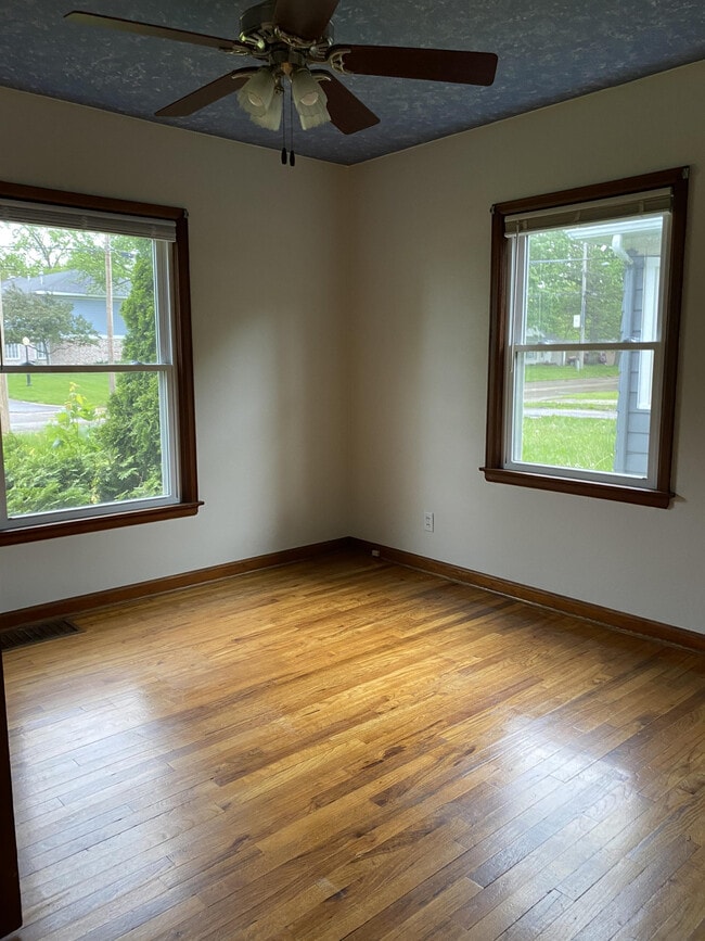 Building Photo - 1413 32nd St NE