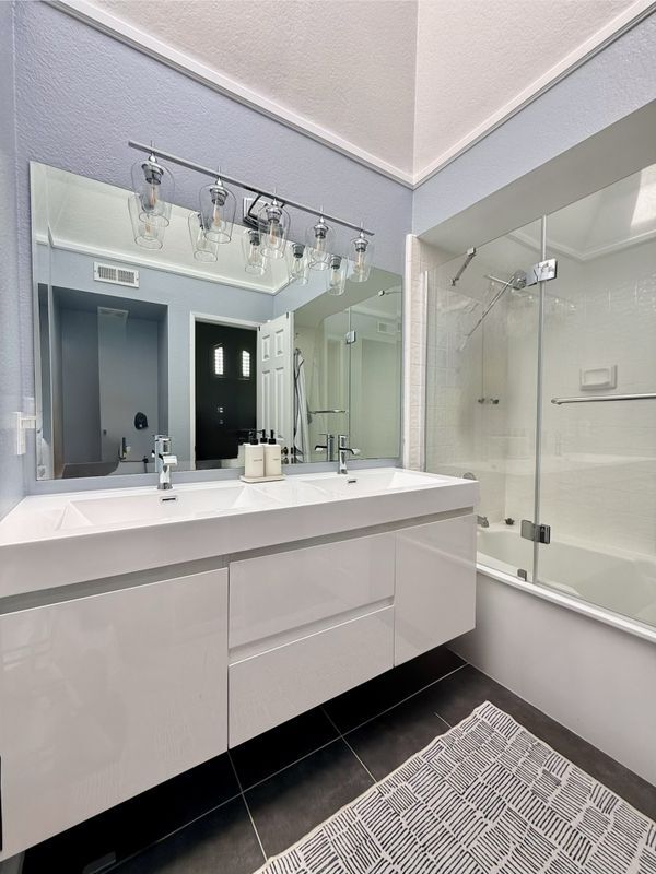 Building Photo - 2165 Canyon Dr