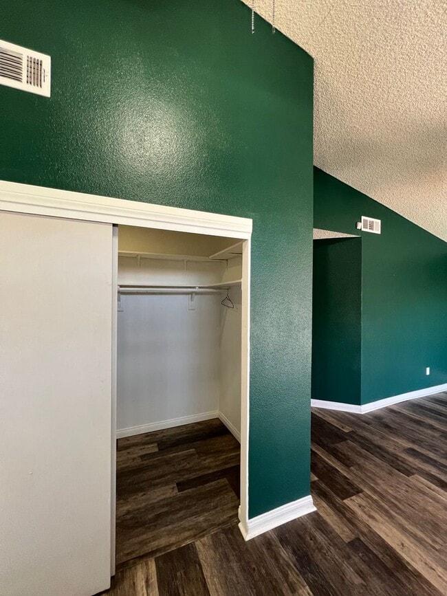 Building Photo - 3 Bedroom 2 Bathroom House with Swimming P...