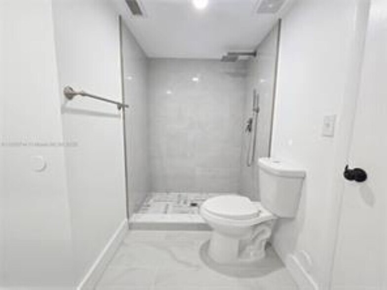 Building Photo - 2831 N Oakland Forest Dr