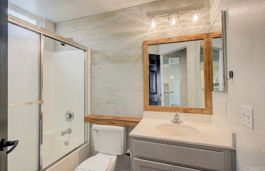 Bedroom 2 Bathroom - 555 Lands End Way