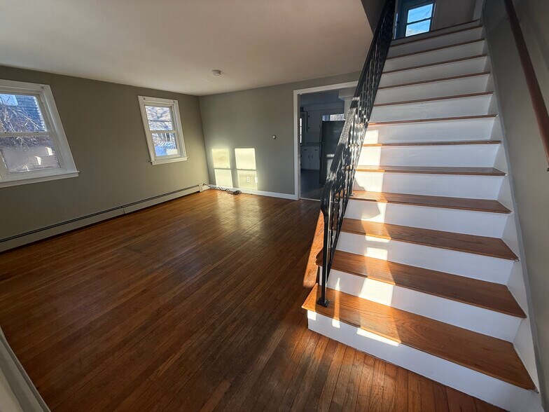 Building Photo - 38 Pine St