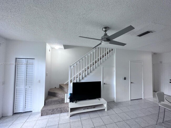 Building Photo - 2078 Madeira Dr