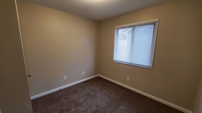 Building Photo - 3 Bedroom, 1 Bathroom split level bi-attached!