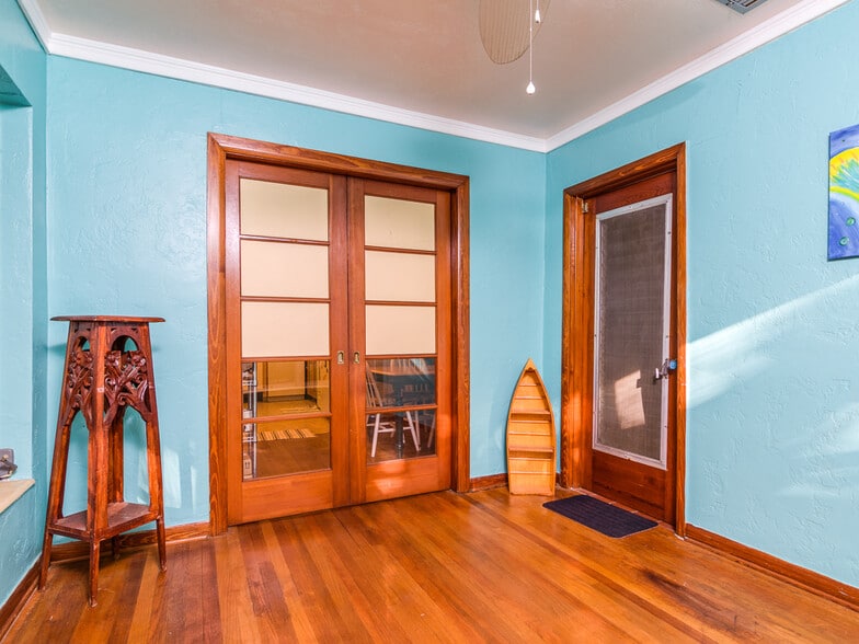 Building Photo - 3136 W EUCLID AVE N