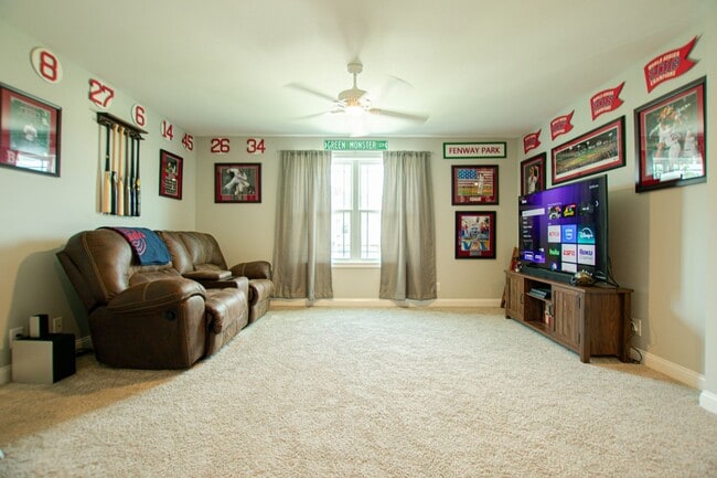 Building Photo - Pet Friendly Three Bedroom with Bonus!