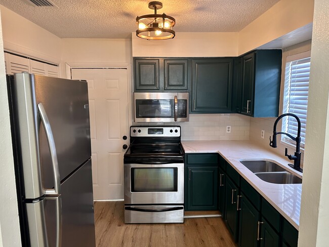 Building Photo - 1802 W House St