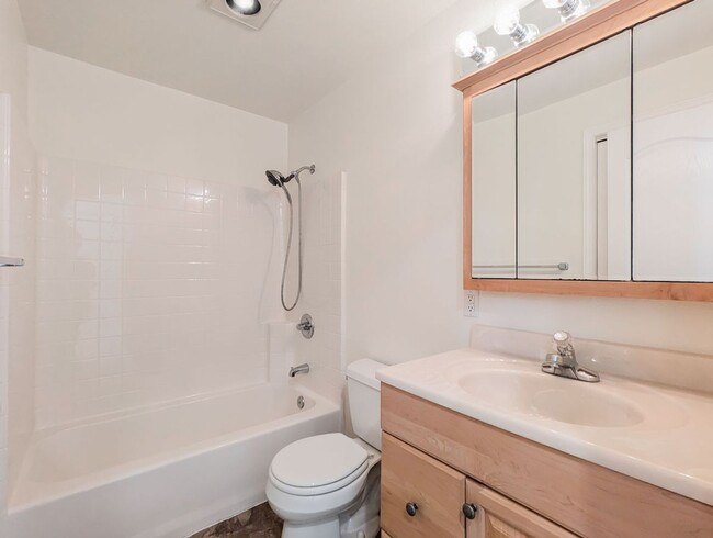 Building Photo - Move in ready 3 bed 2 bath rambler W/ new ...