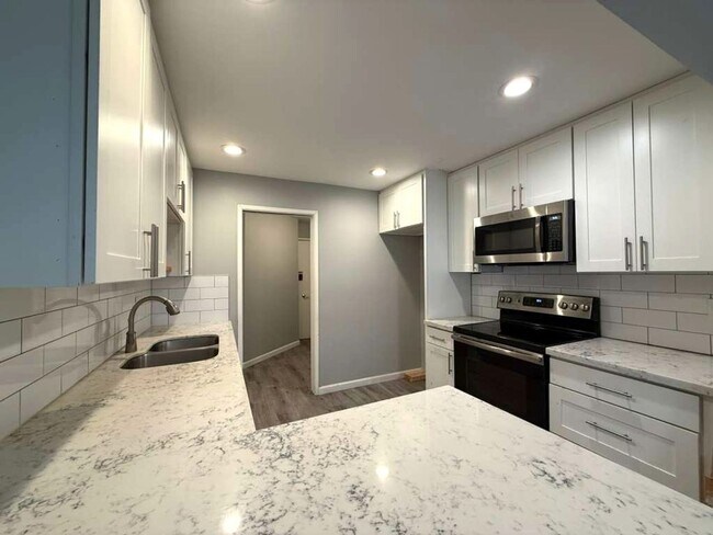 Building Photo - 3 Bedroom 2 Bathroom Plus Parking and Storage!