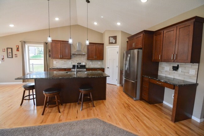 Building Photo - Spacious and Stunning 5 Bed 4 Bath For Ren...