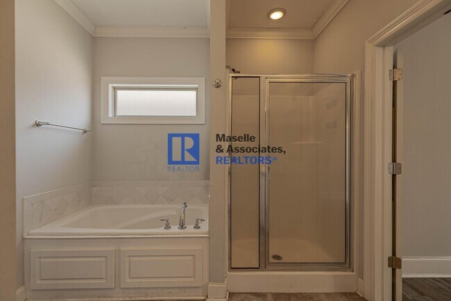 Building Photo - Beautiful 4 bedroom, 2 bathroom house in B...
