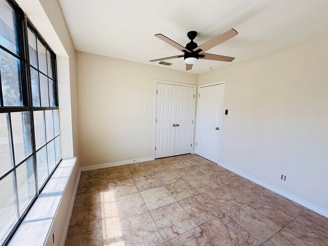 Building Photo - 907 Sandy Ln