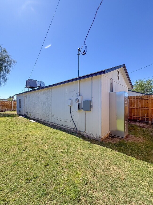 Building Photo - 1936 E Yale St