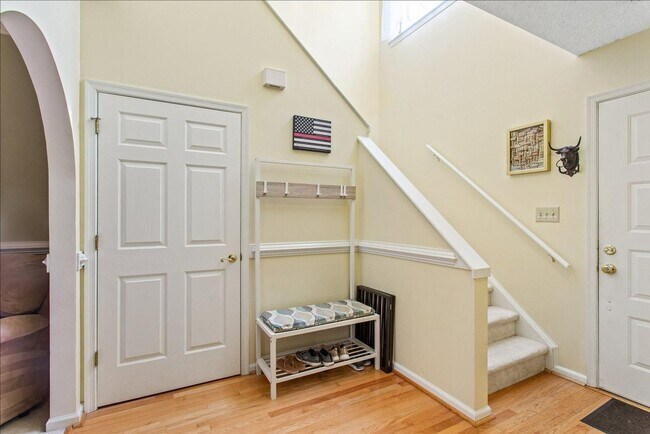 Building Photo - ATTRACTIVE AND BRIGHT LUXURY TOWNHOME IN W...