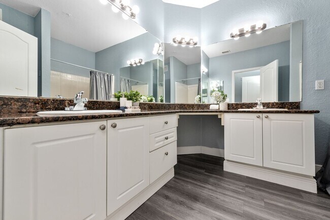 Building Photo - 2 Bedroom/2 Bath Condo with Garage and Pool view in Grand Reserve at Kirkman Parke