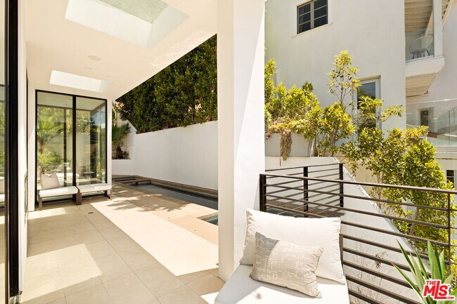 Building Photo - 1516 Forest Knoll Dr