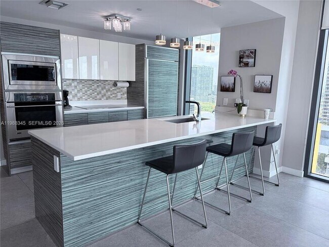 Building Photo - 460 NE 28th St