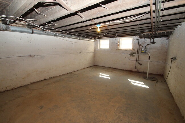 Building Photo - Updated & Lovely Harwood 3bd/1ba rowhome w...