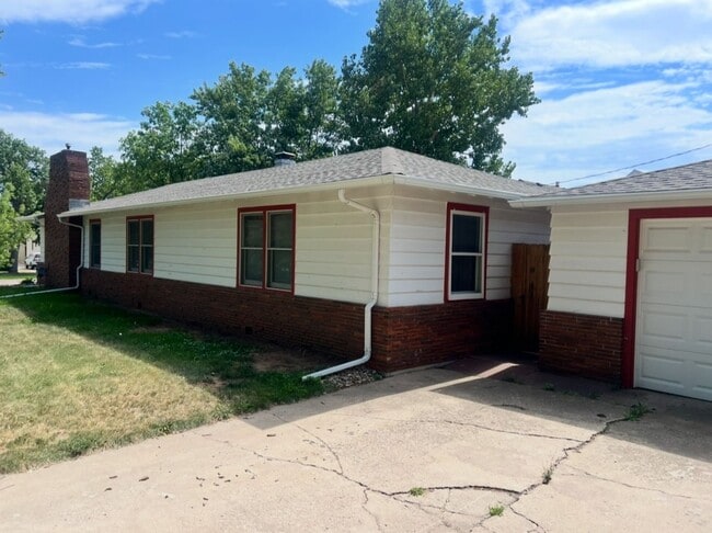 Building Photo - 3 BED | 1.5 BATH | SPACIOUS HOME | CENTRAL