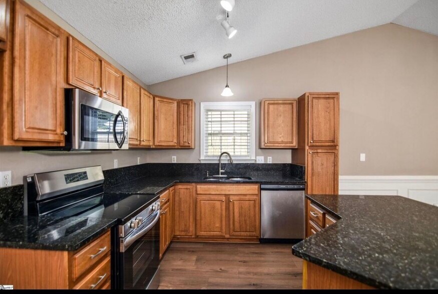 Building Photo - 27 Sweetland Ct