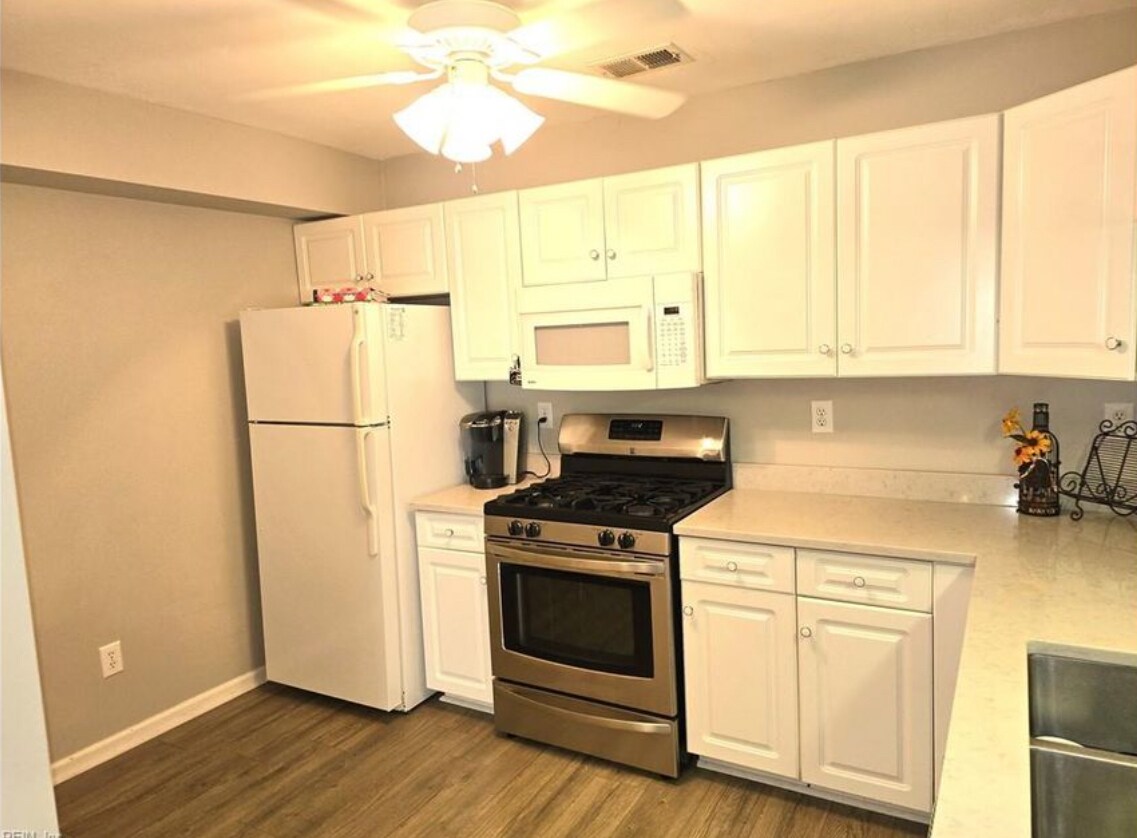 Building Photo - 2236 Lesner Cres