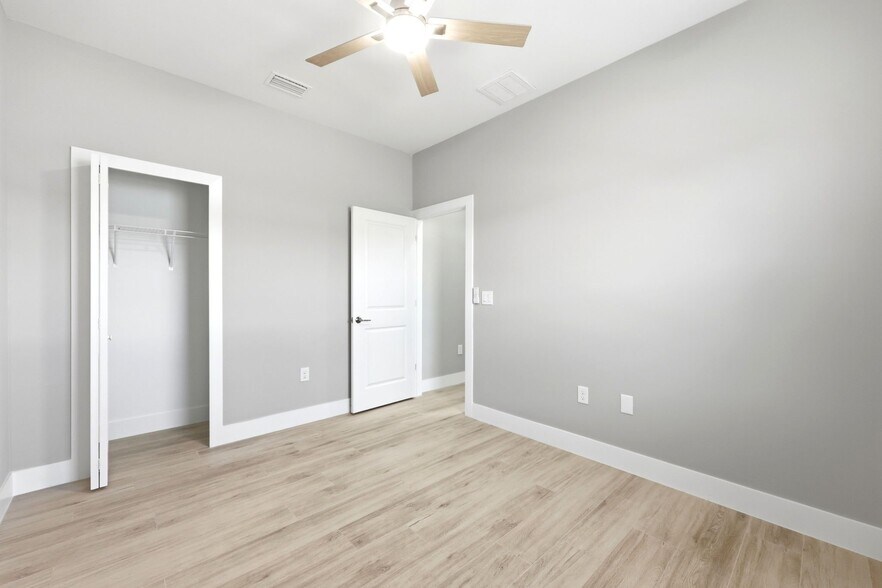 Building Photo - 4700-4702-4702 22nd St SW