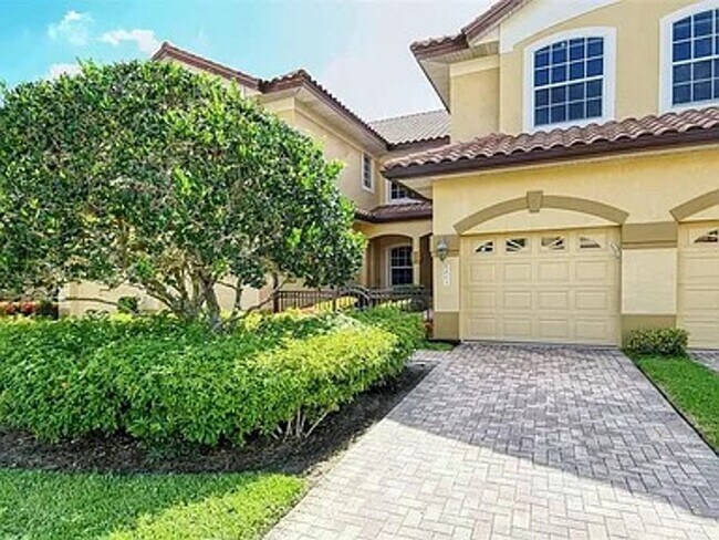 Building Photo - ** 3 MONTH MINIMUM - 9 MONTH MAXIMUM LEASE OPTIONS ** GORGEOUS TURNKEY FURNISHED CONDO LOCATED IN...