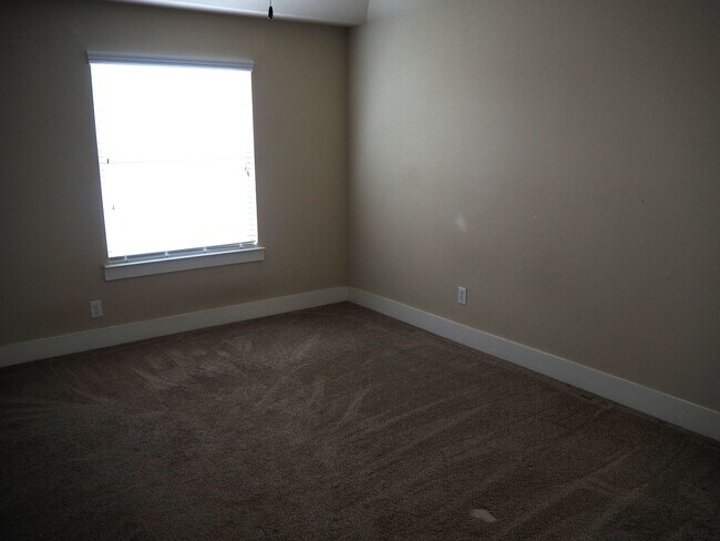 Building Photo - 4903 Villas Dr