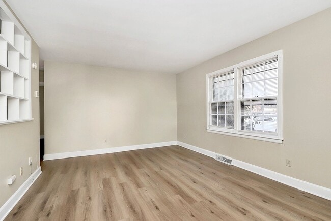 Building Photo - Beautifully Updated Two Bedroom Duplex