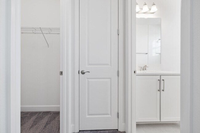 Building Photo - Luxurious gated community 5-Bedroom Rental...