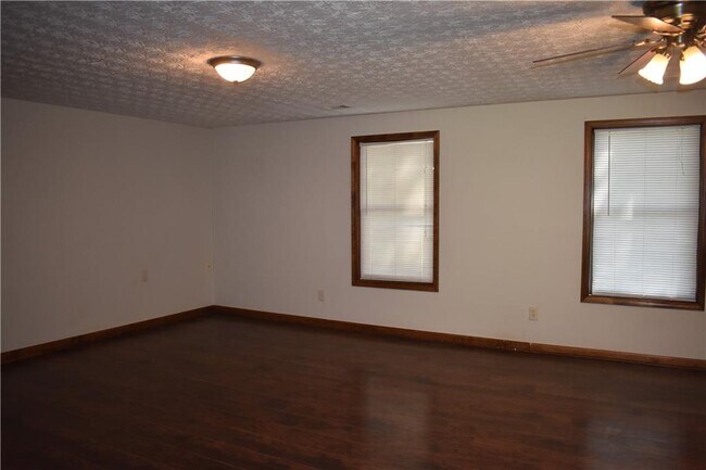 Building Photo - 2811 Pine Cone Ln