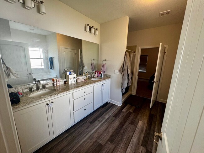 Building Photo - 9867 Shangri La West Rd