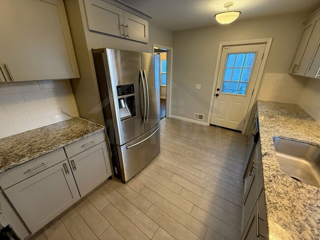 Building Photo - 389 Channing St