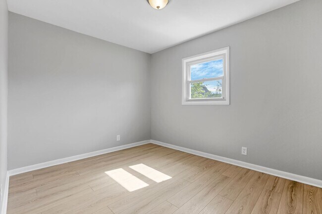 Building Photo - 307 S Wheatland Ave