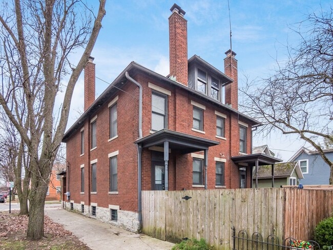 Building Photo - Central German Village Location!