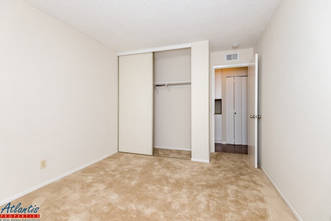 Building Photo - Lovely Condo | Washer/Dryer | Carport