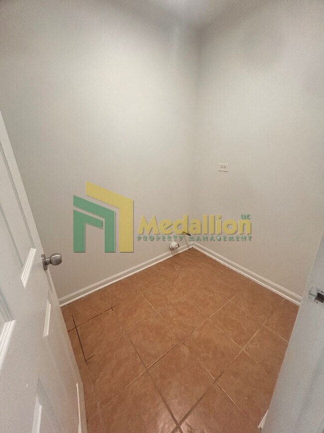 Building Photo - 5954 S Maplewood Ave