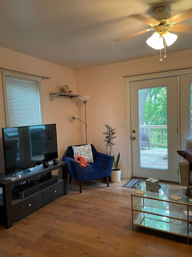 Living room - 1220 Grove St