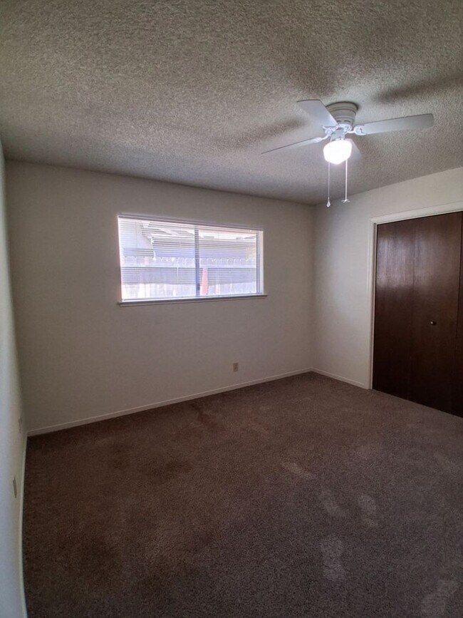 Building Photo - 6061 N Bungalow Ln