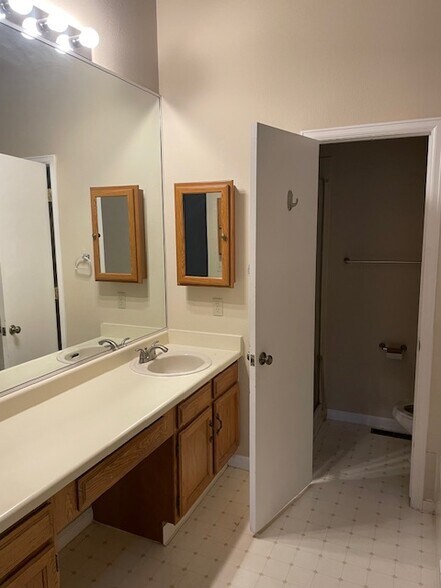 Building Photo - 7570 S Cove Cir