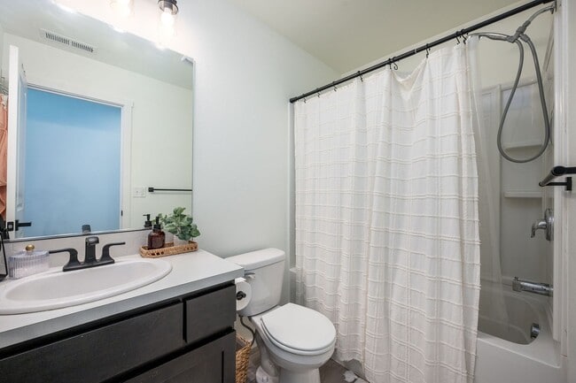 Building Photo - Freshly Updated 3Bed Home: Community Pool ...