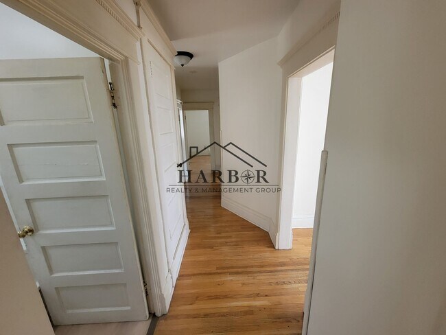 Building Photo - 711 1st Dr NW