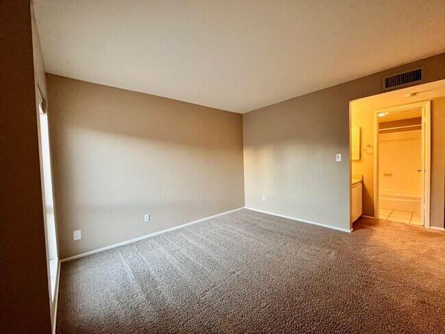 Building Photo - Tuckey Ln #225