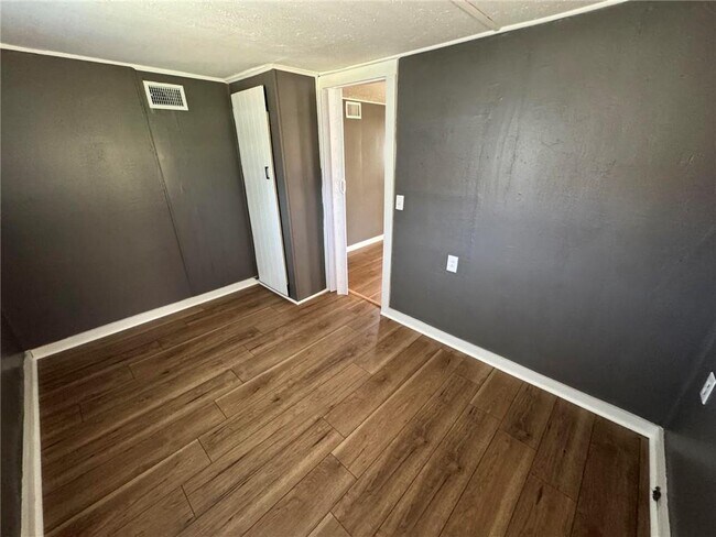Building Photo - 606 Thornton Ave
