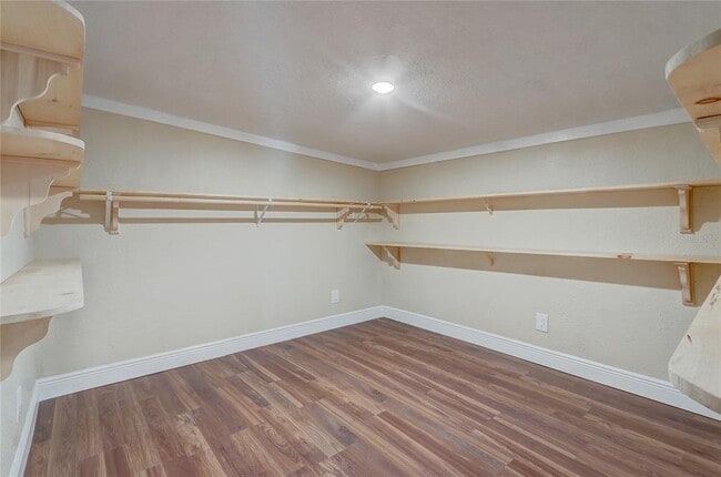 Building Photo - 246 N Oak Ave