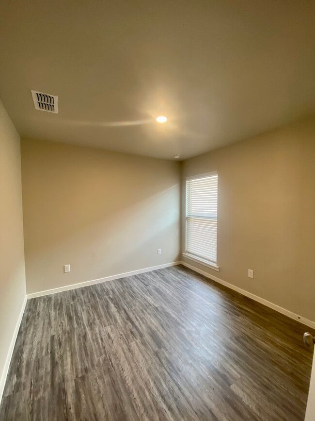 Building Photo - Introducing Your Dream Home: Spacious and ...