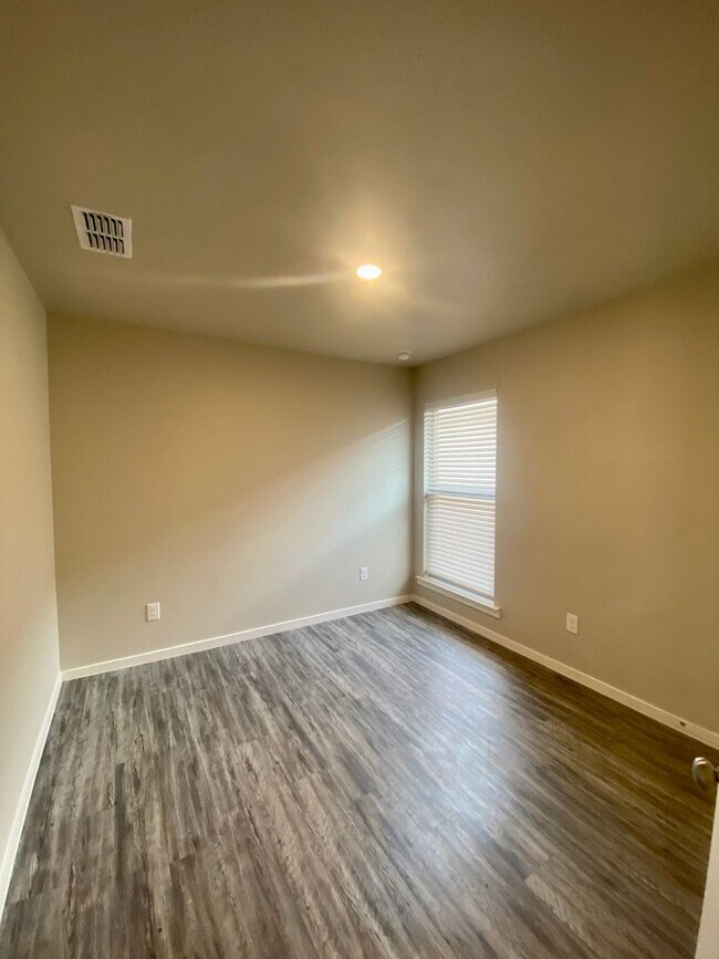 Building Photo - Introducing Your Dream Home: Spacious and Stunning 3 Bed, 2 Bath Haven Ready for You!