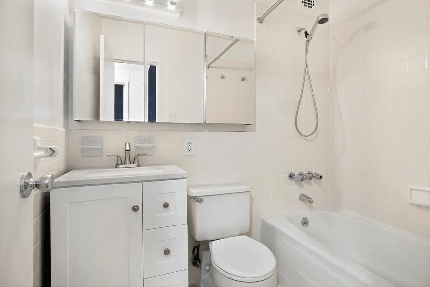 Building Photo - 402 E 90th St