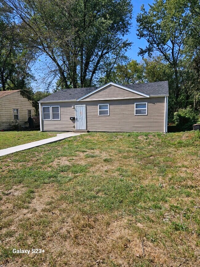 Building Photo - Enjoy this beautifully remodeled 3-bedroom...