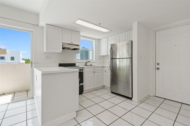 Building Photo - 3052 SW 27th Ave